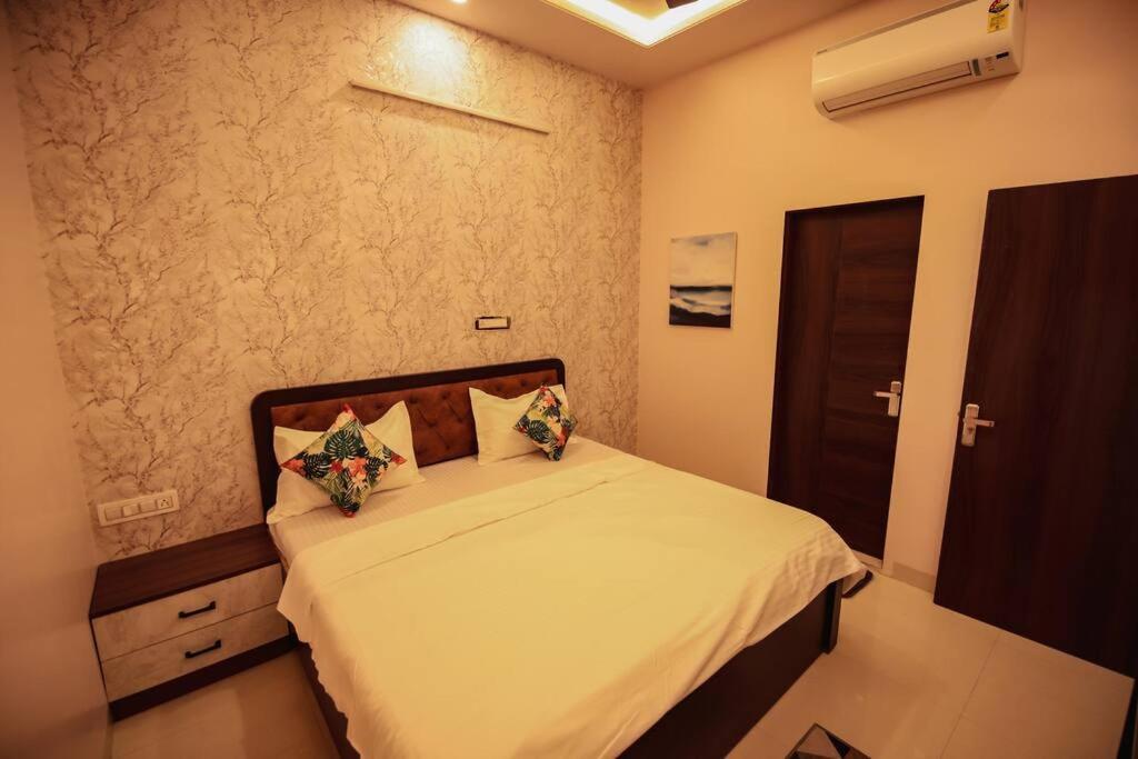 Saiba Outhouse- 4 Bed Room- Pool- Theatre- Partyhall- Garden & Terrace Sitting Area Jaipur Exterior foto
