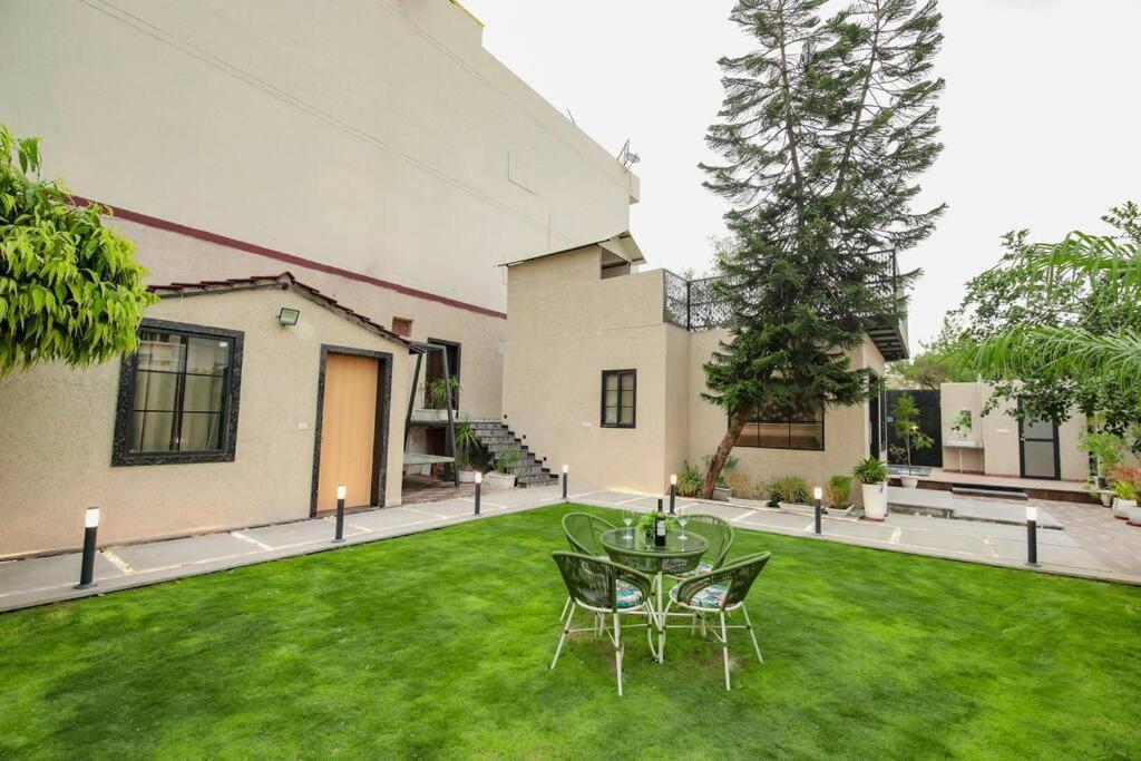 Saiba Outhouse- 4 Bed Room- Pool- Theatre- Partyhall- Garden & Terrace Sitting Area Jaipur Exterior foto